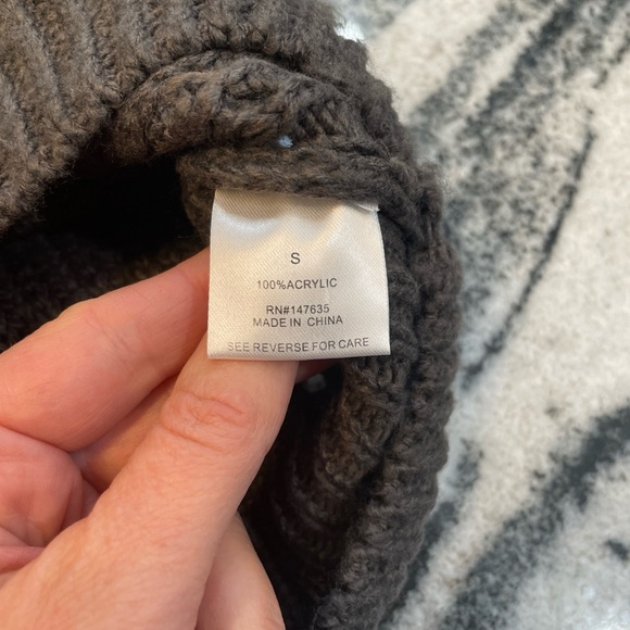 Beautiful Women’s Grey Oversized Sweater Size Small - Picture 13 of 17